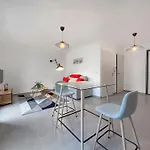 Studio Lumineux Avec Balcon